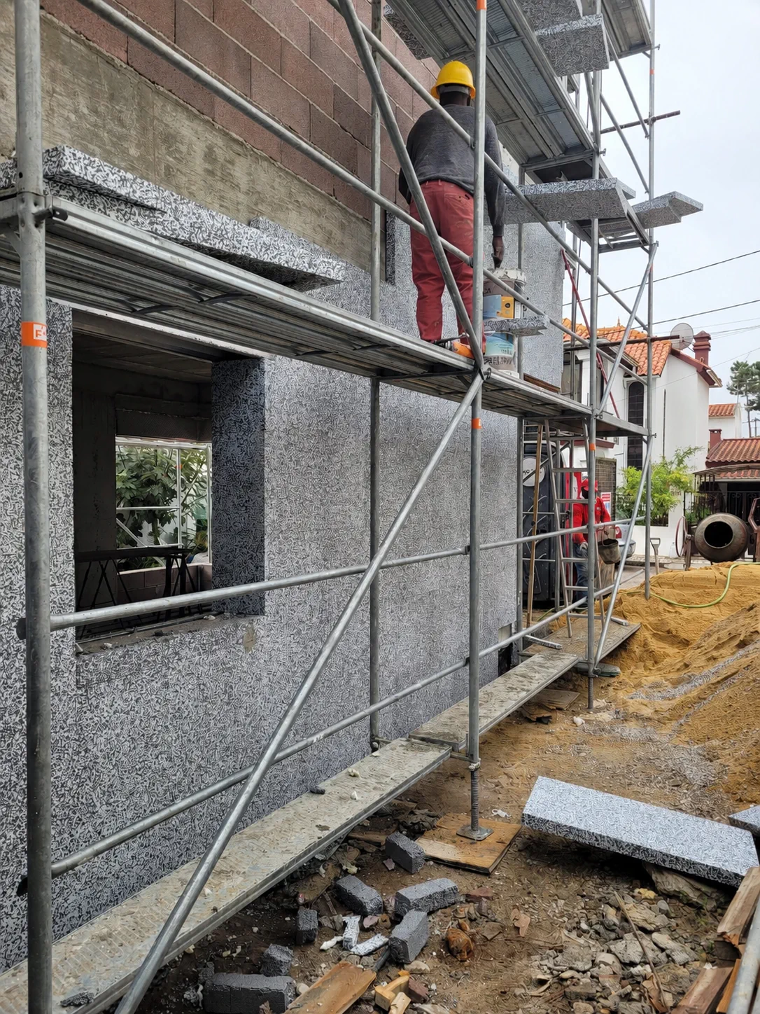 Facade works under on-site supervision